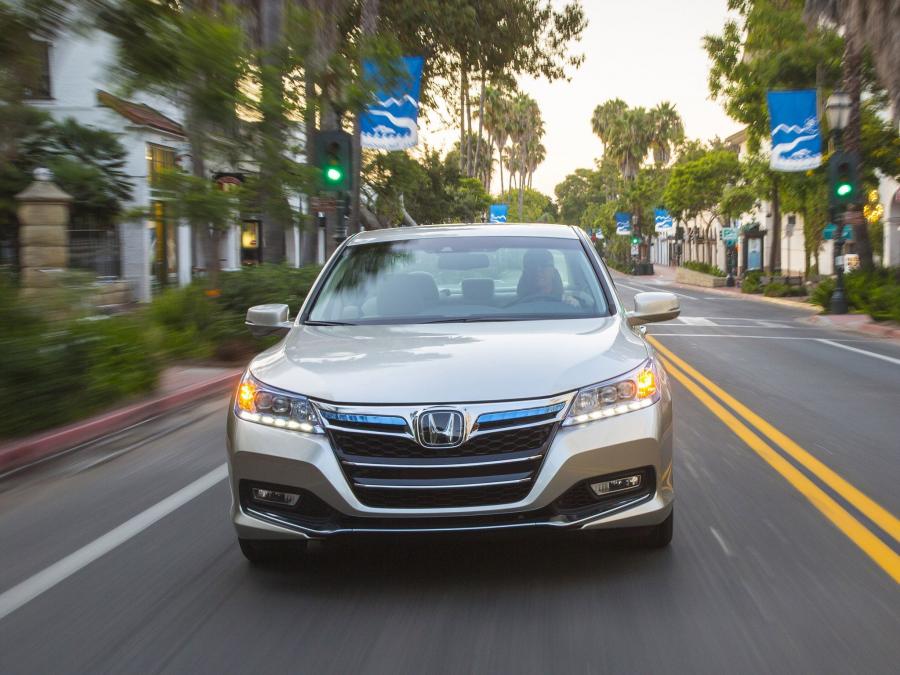  Honda Accord PHEV 2013 года  (фото 10 из 28)